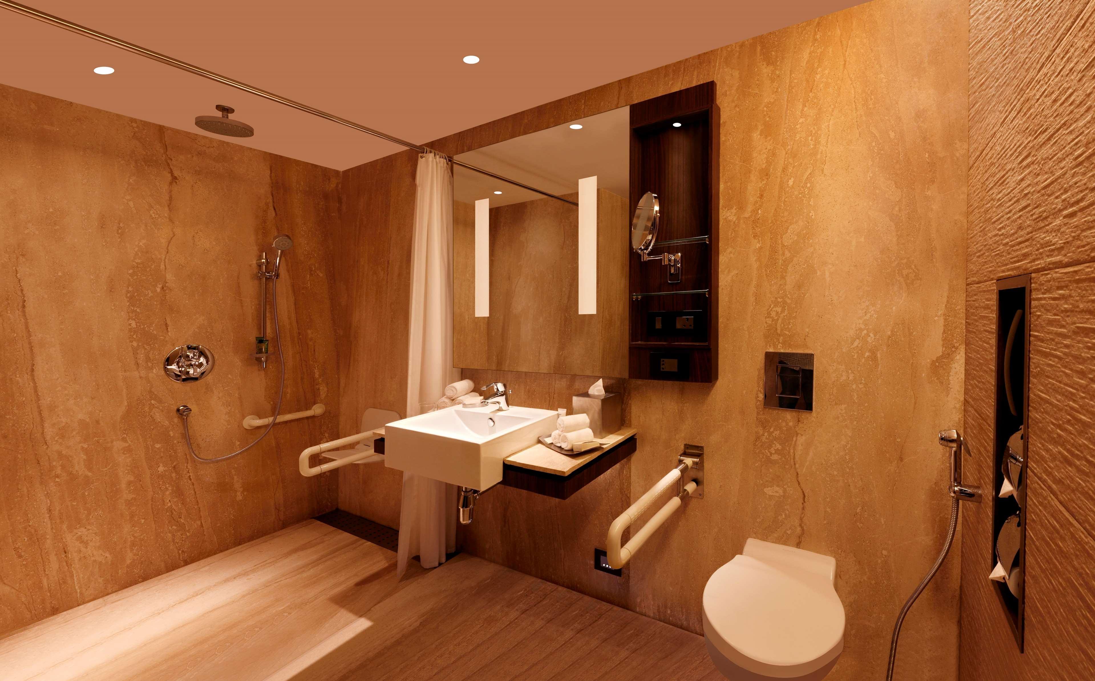Hilton Jaipur Hotel Eksteriør billede A wet room