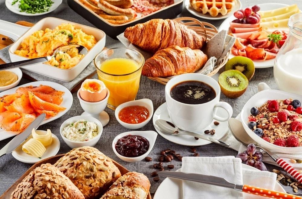 Hilton Jaipur Hotel Eksteriør billede A continental breakfast