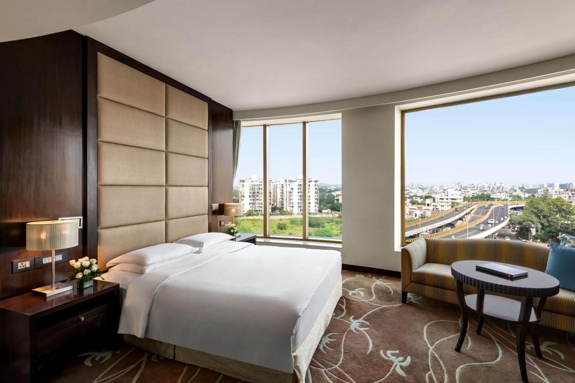 Hilton Jaipur Hotel Eksteriør billede A guest room at the hotel